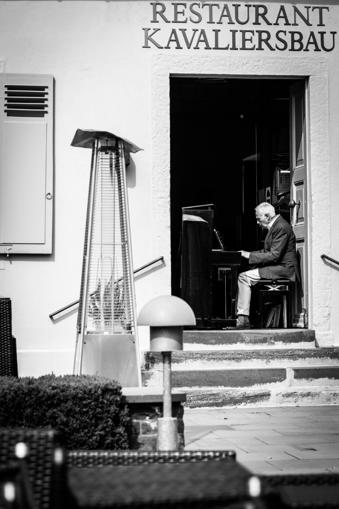 Schwarz-weiß Street-Fotografie mit Pianist