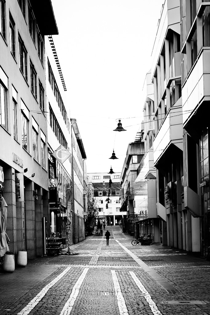 Schwarz-weiß Street-Fotografie in einer Gasse